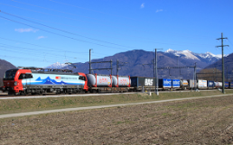 Güterzug durch die Alpen_(c) Hupac _ web